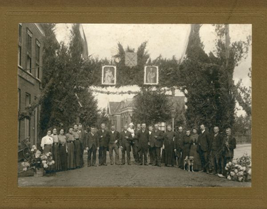 1095-13-190 Onafhankelijkheidsfeest van 1913. De poort staat op de kruising van de Lochemseweg en Geestersebinnenweg, ...