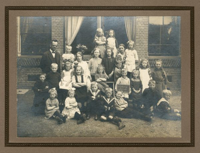 1095-13-191 Klas 6 van de Hofschool te Borculo, destijds school 2. Bovenste rij, v.l.n.r.: Koosje Eisinga, Aaltje Boks, ...