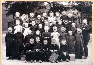 1095-14-051 33 kinderen en een onderwijzer van een onbekend gebouw. De namen staan achterop de foto maar zijn slecht ...