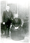 1095-14-138 Een katholiek echtpaar poseert voor hun woning