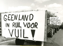 1095-14-192 Een protest-actie tegen nog een vuilnisbelt: Geen land in ruil voor vuil! En: Geen 2e Bellegoor langs dit spoor!