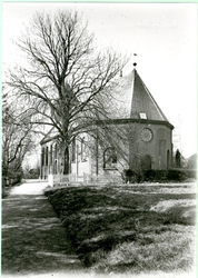 1095-14-351 De achterzijde van het protestante kerkgebouw