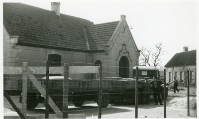 1095-16-221 Afbraak gemeentehuis. Vrachtwagen van de firma Lusink. Links Hendrik Wolsink (Staring) en daarnaast Jan ...