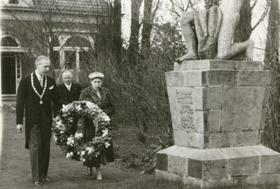 1095-17-0173 Burgemeester Ph.Th. baron Mackay en zijn echtgenote leggen een krans bij het monument voor de gevallenen ...