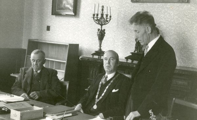 1095-17-0174 Gemeentesecretaris H.C. Arends (neemt afscheid en) spreekt een dankwoord. Links wethouder Luesink, in het ...