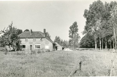 1095-17-0177 Boerderij Slagboom, bewoond door de familie Wentink. Ooit liep er een tolweg langs het huis, die met een ...