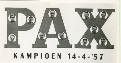 1095-17-0217 Voetbalclub PAX werd kampioen en liet een bijzondere foto maken. In de P: B. Grotenhuis (met trui), J. ...