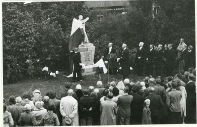 1095-17-0263 Onthulling van het standbeeld ter herdenking van de gevallenen in de tweede wereldoorlog