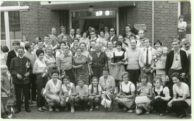 1095-17-0266 Een groep Oostenrijkers bezoekers poseert voor het gemeentehuis