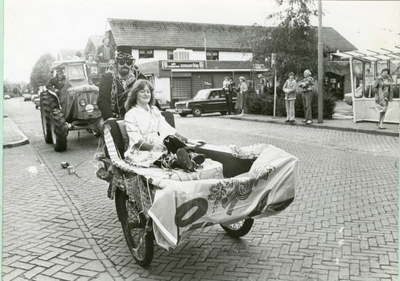 1095-17-0335 Gerrit Oldenhave vervoerde zijn bruid per bakfiets