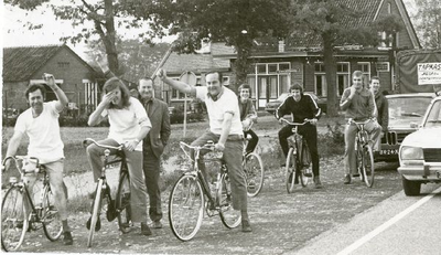 1095-17-1054 Een fiets-evenement van een dorstige ploeg, gezien de tapkast die de ploeg achtervolgt. Op de achtergrond ...