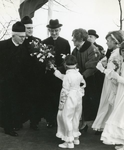 1095-2-016 Bij de Zonnebrug -de parochiegrens- wordt pastoor C. van Beek door een bruidje bloemen aangeboden