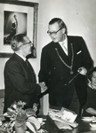 1095-2-019 Burgemeester J.J. A. Kruijff wordt welkom geheten. Kruijff zou tot zijn plotselinge overlijden in 1971 in de ...