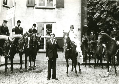 1095-2-134 Janny Garritsen, penningmeester van Pony- en Rijvereninging De Zevensteen trouwt met Piet Dhont uit Cadzand ...