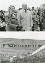 1095-2-155 Mevrouw Kruijff-Leys opent het 'Burgemeester Kruijffbad'. Naast mevrouw Kruijff staat zwembad voorzitter Van ...
