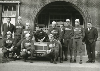 1095-2-165 Het team van Racing Club Steenderen poseert voor de Gazellefabriek