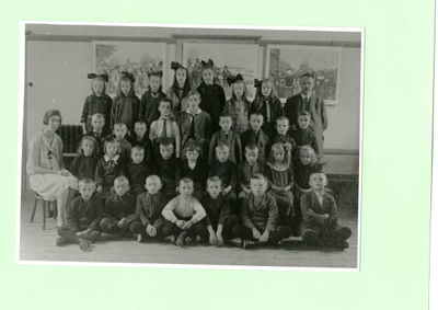 1095-24-139 Klassefoto van de School met den Bijbel, met 32 leerlingen, waarvan er 22 uit Linde kwamen. Achterste rij ...