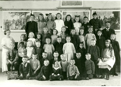 1095-24-141 Klassefoto van de School met den Bijbel. Achterste rij v.l.n.r. Aaltje Memelink, Jo Beeftink, Lize ...