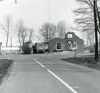 1095-24-512 De naoorlogse boerderij van de familie Maalderink wordt afgebroken.