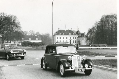 1095-24-545 Klassieke auto's met op de achtergrond Huis 't Velde