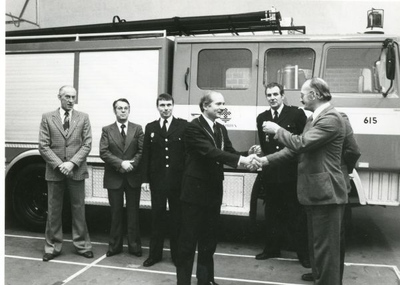 1095-24-685 De heer Abbenhuis van het carosseriebedrijf draagt een brandweerwagen -een DAF 1300- over aan burgemeester ...
