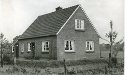 1095-25-0125 Na de oorlog was er woningnood en werd er wel eens een schuur tot huis verbouwd, zonder dat er vergunning ...