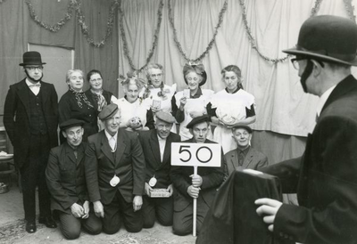 1095-25-0675 De Loo-school bestaat 100 jaar. Op de feestdag werd elke 10 jaar verbeeld door een groep van die leeftijd. ...
