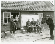 1095-26-003 Fotograaf J. Oosterink maakt een foto bij de boerderij van Peppelman. De man met de schop is G. Lovink, in ...