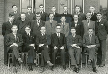 1095-26-022 De Christelijke Jongelingsvereniging Elim bestond 75 jaar. Deze foto werd op het schoolplein gemaakt. ...