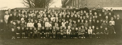 1095-26-037 Alle leerlingen van christelijke basisschool in Halle-Nijman