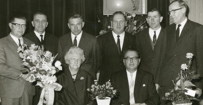 1095-26-041 Meester J. Rijnsent (zittend, rechts) nam na bijna 40 jaar afscheid als schoolhoofd