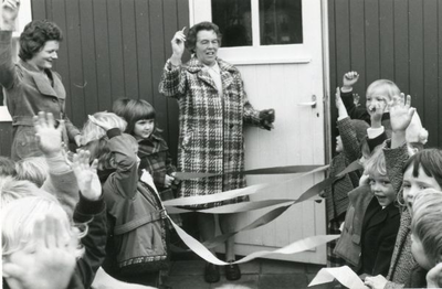 1095-26-106 De kleuterschool werd geopend door de onderwijsinspectrice mevrouw Bloemink-Rehwinkel