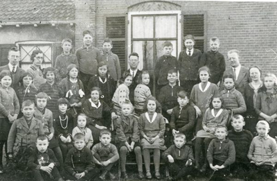 1095-26-119 Klassefoto van de christelijke lagere school aan de zijkant van het meestershuis