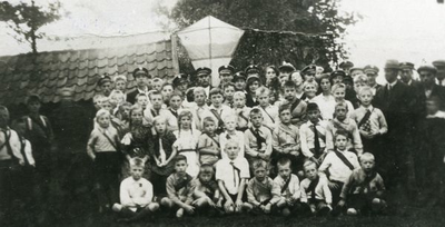 1095-26-120 Een groepsfoto van jeugd, leden van het muziekkorps en anderen