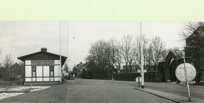 1095-27-041 Busstation van de Geldersche Tramwegen. Rechts Klooster