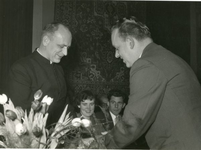 1095-27-113 De jubilerende kapelaan ontvangt een kado van de heer H.J. Kampschmidt, namens de Mater Amabilisschool