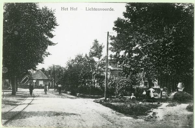 1095-32-013 Het Hof. Rechts de Hofallee, achter de bomen villa 'Sterenborg'. Links het huis van schoenmaker Venderbosch