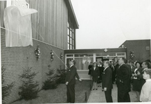 1095-33-053 Opening beurs in sporthal Gendringen-Ulft door burgemeester P.J. Cramwinckel