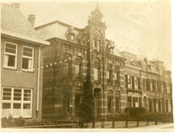 1095-39-142 In het midden de Nederlands Hervormde pastorie en links een stukje van de Huishoudschool voor meisjes