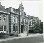 1095-39-143 In het midden het gebouw van het Waterschap van de Oude IJssel. Links een stukje van de Huishoudschool voor ...