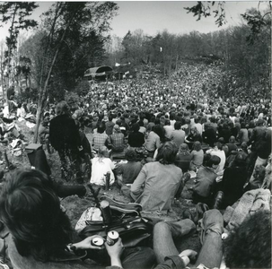 1095-40-0185 Tussen 1968 en 1985 werd er jaarlijks een popfestival gehouden in openluchttheater De Zandkuil