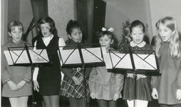 1095-40-0427 Leerlingen van de Lochemse muziekschool zingen in De Zutphense muziekschool
