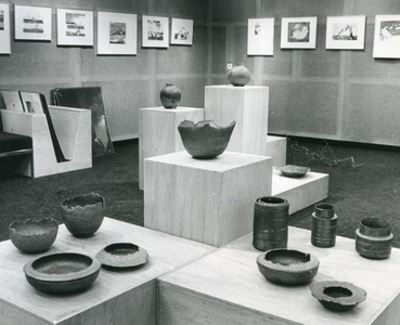 1095-40-0496 In de kunstgalerie werd een tentoonstelling georganiseerd van keramiek van Jef Cool