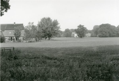 1095-40-0663 Links boerderij Bonenkamp, op de achtergrond kasteel Ampsen met koetshuis
