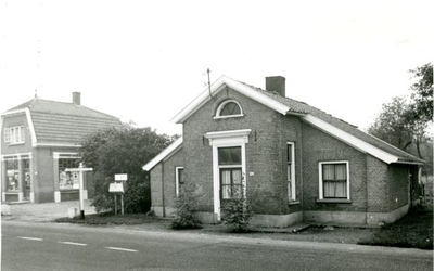 1095-40-0676 Het Zwiepse tolhuisje is een sober neoclassicistisch pand dat dateert uit 1858. Daarnaast staat een ...