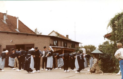 1095-40-0683 Een volksdansgroep trad op bij uitspanning De Witte Wieven