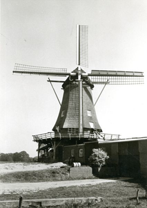 1095-40-0690 Deze achtkantige stellingkorenmolen werd in 1851 gebouwd in opdracht van E. Postel