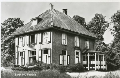 1095-40-0697b De hervormde pastorie. Deze werd gebouwd in ongeveer 1860 en deed dienst tot 1966. Het stond op een enorm ...