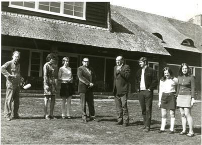 1095-40-0701 Ds. J. Jimmink (vierde van rechts) temidden van het personeel van vormingscentrum het Woodbrookershuis