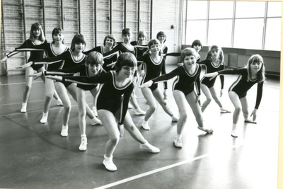 1095-40-0708 Jeugd van gymnastiekvereniging D.O.S. (die 25 jaar bestond) voerde een vrije oefening uit